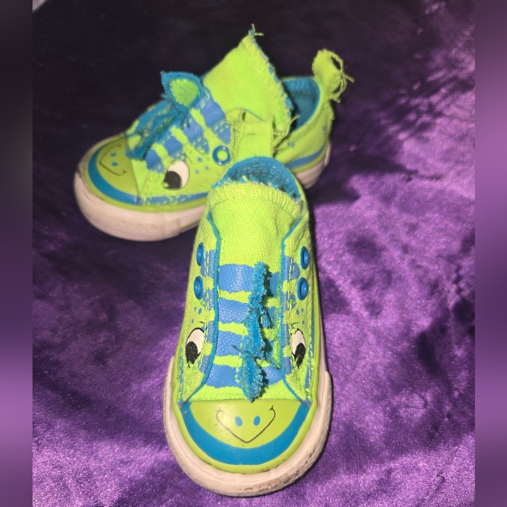 Infant baby size 3 converse shoes dino gecko